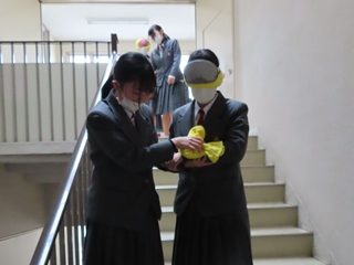生徒たちがアイマスクをつけて歩行
視覚障がい者の方の歩行体験と支援の練習（階段）