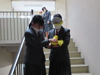 生徒たちがアイマスクをつけて歩行
視覚障がい者の方の歩行体験と支援の練習(階段)