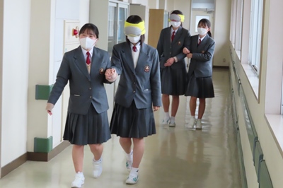 生徒たちがアイマスクをつけて歩行
視覚障がい者の方の歩行体験と支援の練習（ろうか）